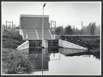 407516 Gezicht op het rioolgemaal aan de Bastionweg te Utrecht (bij het spoorwegknooppunt Blauwkapel).
